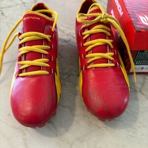 Phenom velocity 2.0 size 6. Flash football cleats very good condition.